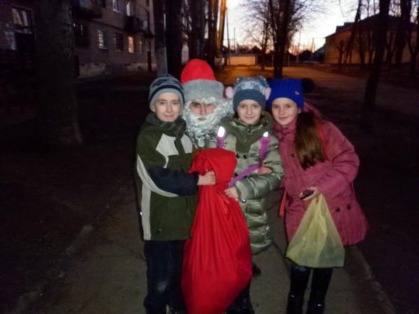 В Курахово многодетная семья получила подарки ко Дню Святого Николая