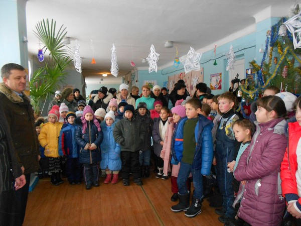 Школьникам Марьинки вручили новогодние подарки от губернатора