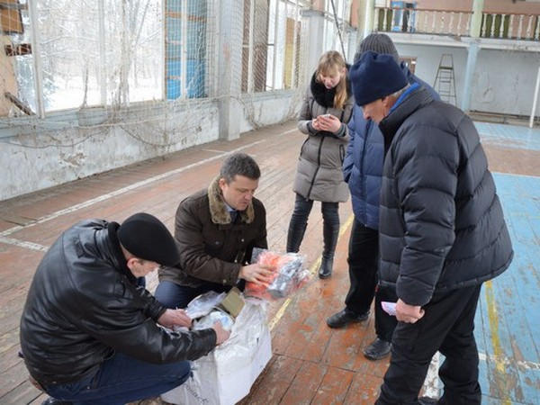 Спортсменам прифронтовой Красногоровки подарили футбольные мячи и спортивный инвентарь