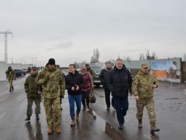 Павел Жебривский проинспектировал КПВВ «Марьинка» и пункт обогрева