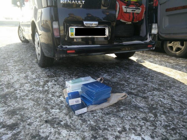 На КПВВ «Марьинка» тщательно осмотрели автомобиль пенсионера, как оказалось не зря