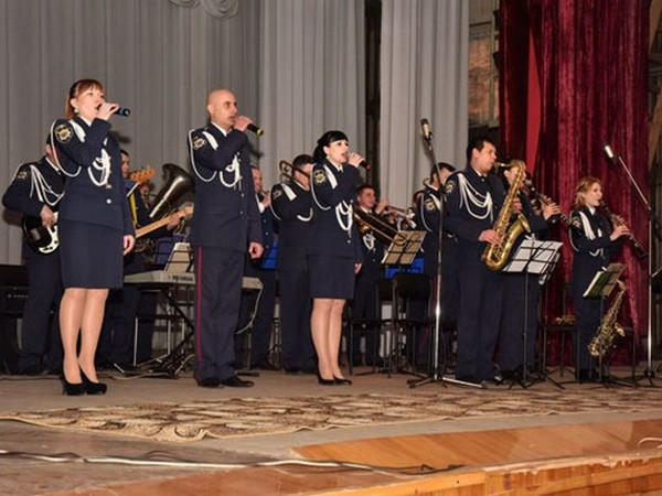 Полиция подарила жителям прифронтовой Марьинки концерт