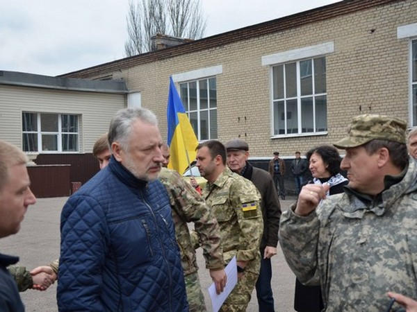 Школе в прифронтовой Марьинке подарили 15 металлопластиковых окон