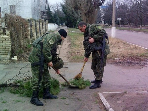 Полицейские помогли навести порядок на улицах Марьинки, Красногоровки и Курахово