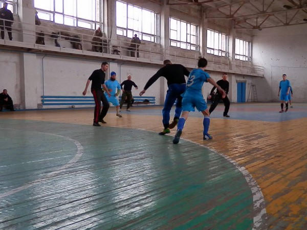 Военные сыграли в футбол с местными жителями в Марьинке