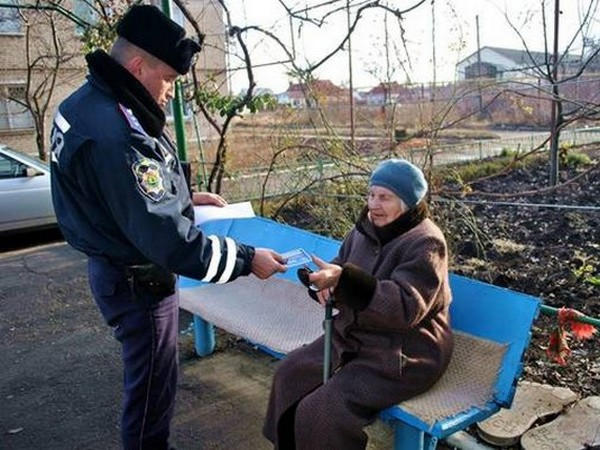 Участковые инспекторы полиции активно работают с жителями прифронтовых Марьинки и Красногоровки