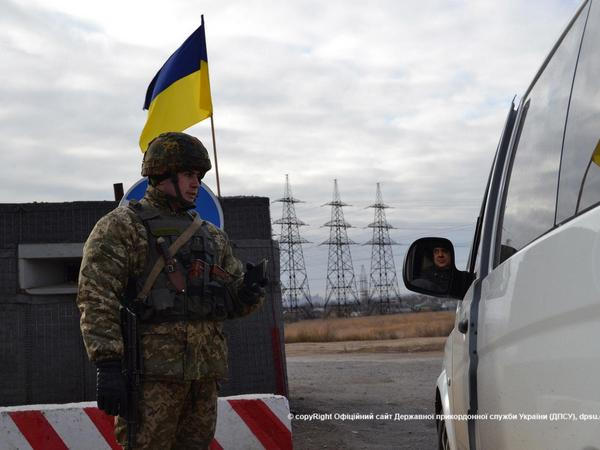 За сутки через КПВВ «Марьинка» проследовало около 1300 автомобилей и более 5 тысяч человек