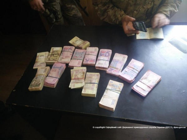 На КПВВ «Марьинка» выявлен микроавтобус с деньгами