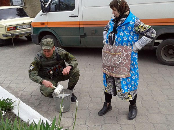 Полицейские Угледара приняли участие в благоустройстве города