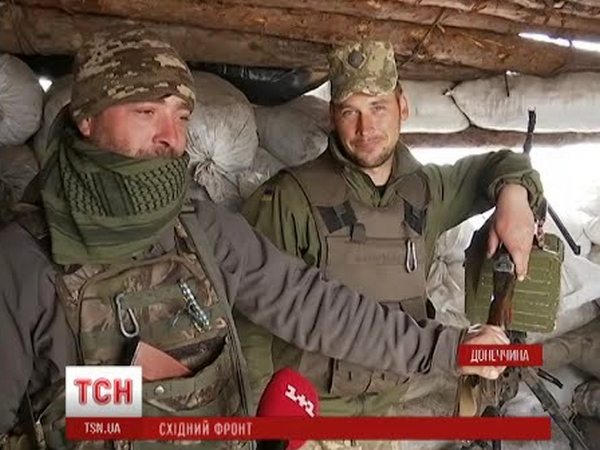 Десантники занимают позиции под Марьинкой и рассказывают о премудростях службы в армии