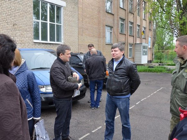 Народный депутат привез в прифронтовую Марьинку книги и пожелания мира