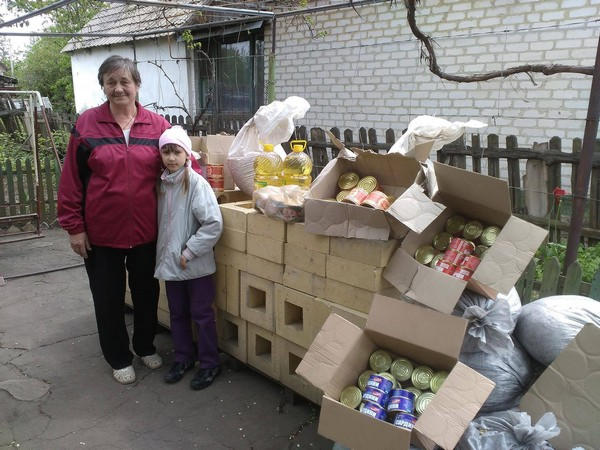 Украинские военные передали продукты многодетным семьям Красногоровки
