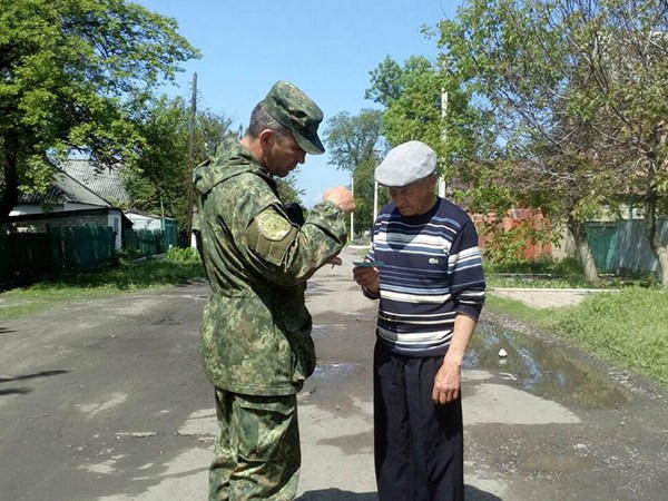 Марьинские правоохранители собирают оперативную информацию у жителей Марьинки и Красногоровки