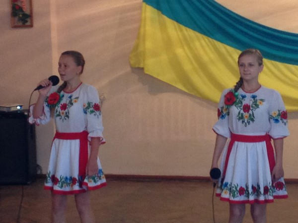 Как в Марьинском районе отпраздновали День Конституции Украины