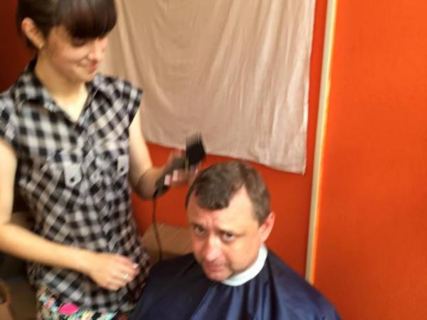 В прифронтовой Марьинке открылась социальная парикмахерская