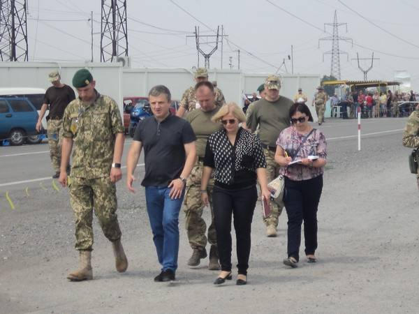 Ирина Геращенко посетила Курахово и Марьинку