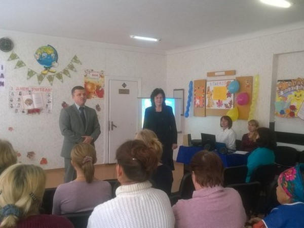 Педагогов прифронтовой Марьинки поздравили с профессиональным праздником
