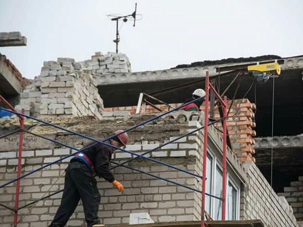 В Марьинке Жебривский проинспектировал ход восстановления домов, разрушенных войной