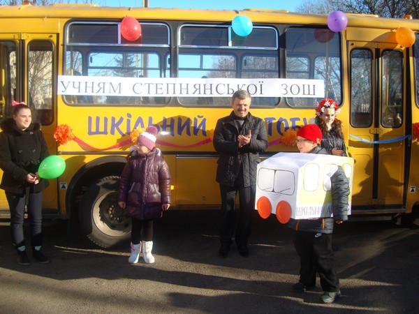 Прифронтовая школа в Марьинском районе получила новый школьный автобус