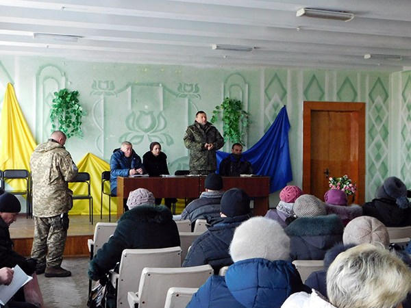 Жители Марьинки рассказали о своих проблемах главному полицейскому Марьинского района