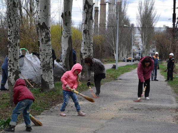 В Курахово сотрудники Кураховской ТЭС вышли на масштабный субботник
