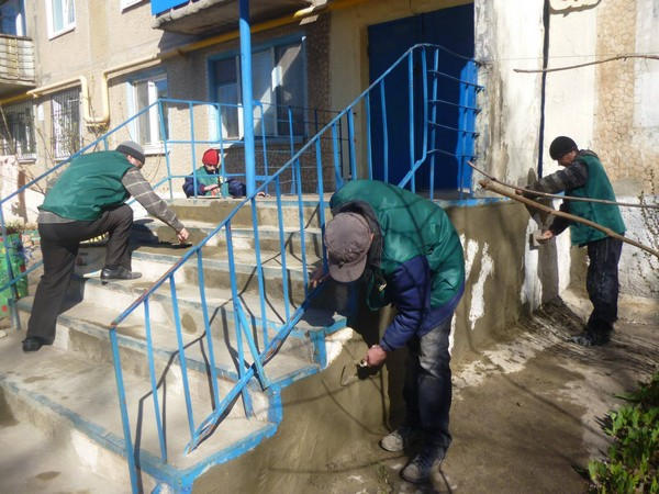 В Угледаре безработные помогают благоустраивать подъезды многоэтажек