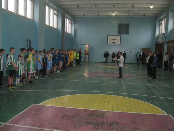 Кубок Марьинского района по мини-футболу выиграли школьники из Курахово