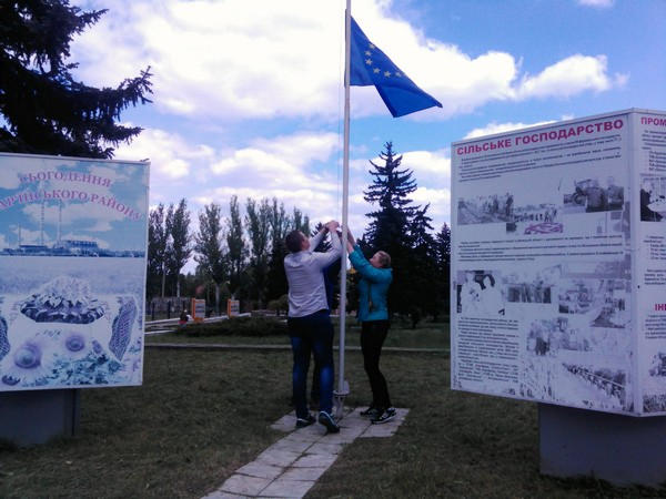 В прифронтовой Марьинке подняли флаг Евросоюза