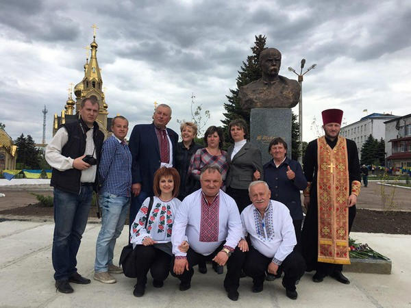 В прифронтовой Марьинке торжественно открыли памятник Тарасу Шевченко