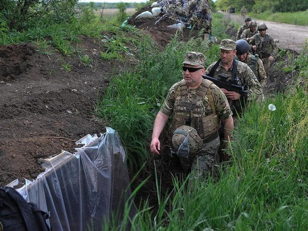 Турчинов проверил обороноспособность военных в районе Марьинки и Красногоровки