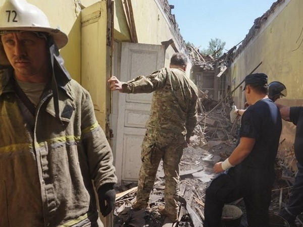 Жебривский посетил Красногоровку и решил дальнейшую судьбу разрушенной больницы и школы