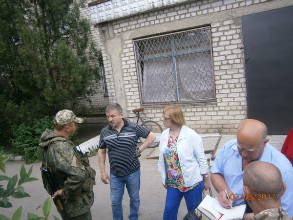 Владимир Мороз проверил, как идет восстановление разрушенной Красногоровки