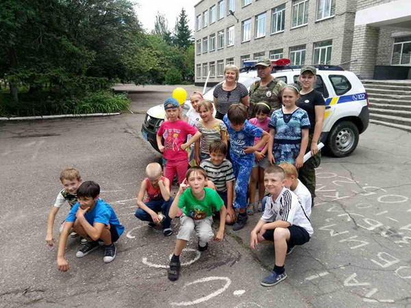 Как полиция оберегает летний отдых детей в прифронтовой Марьинке