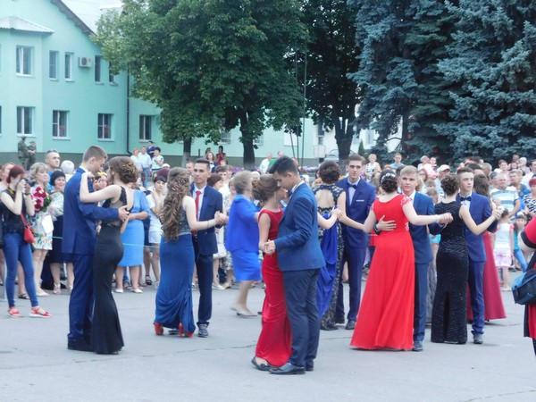 Как прошли выпускные вечера в школах Марьинского района