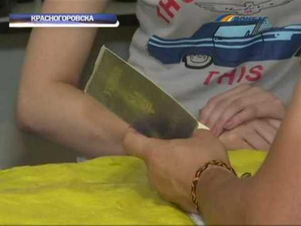В прифронтовой Красногоровке фальсифицированный алкоголь продают даже несовершеннолетние