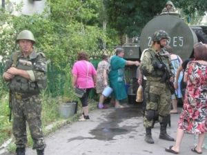 Украинские военные оказывают помощь жителям Красногоровки (фото)