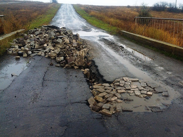 В Марьинском районе вместо моста установят трубу