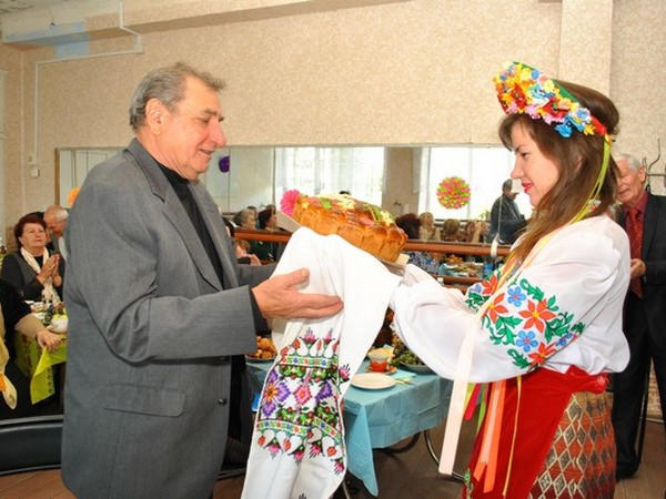 В Марьинке устроили праздник для людей «золотого поколения»