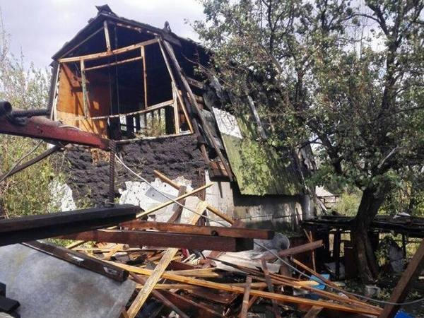 В результате сегодняшнего обстрела в Марьинке практически полностью разрушен дом
