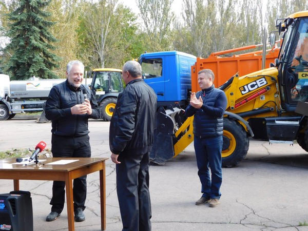 Жебривский в прифронтовой Красногоровке вручил ключи от новой коммунальной техники
