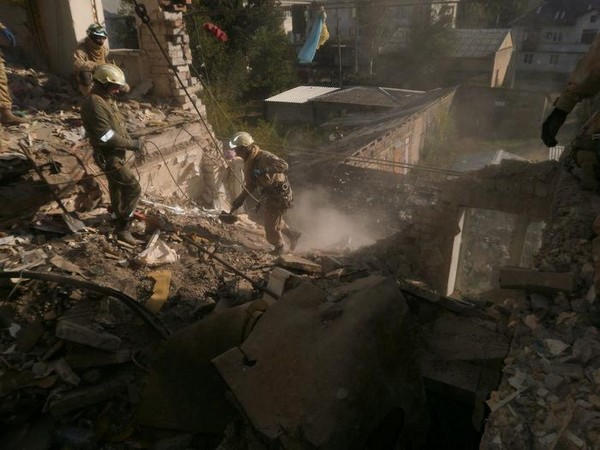 В Красногоровке разбирают завалы разрушенной пятиэтажки