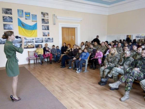 В Марьинке военным, которые защищают город, дети подарили концерт