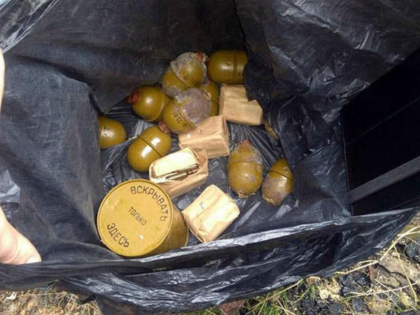 В разрушенном доме в Марьинке обнаружен пакет с гранатами и патронами