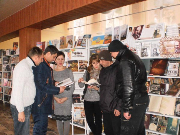 В Марьинке прошла выставка, посвященная Дню Достоинства и Свободы