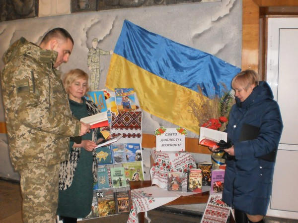 В Марьинке прошла выставка, посвященная Дню Вооруженных сил Украины