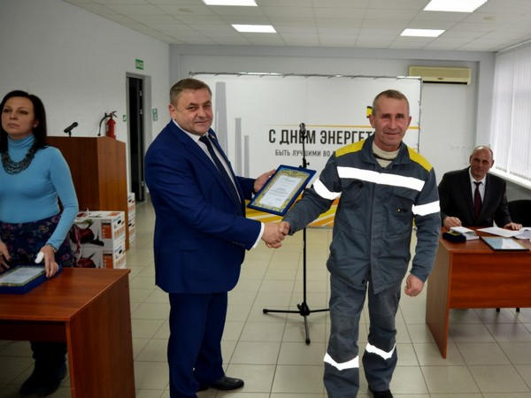 Энергетиков Кураховской ТЭС с профессиональным праздником поздравил народный депутат