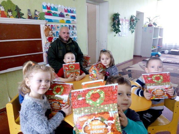 Винницкие дети передали сладкие подарки детям прифронтового Марьинского района