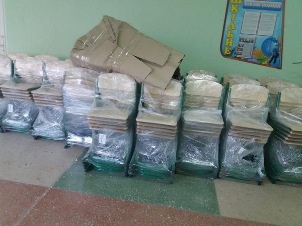 В Угледар завезли новую мебель для будущей опорной школы
