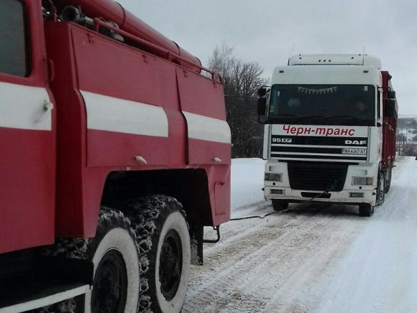 В Марьинском районе застрявший грузовой автомобиль пришлось вытаскивать спасателям