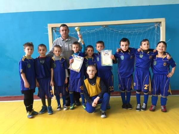 Спортсмены из Курахово выиграли турнир по мини-футболу в Угледаре